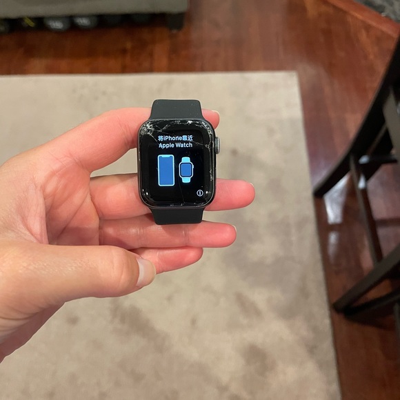 Apple Watch series 5, 40mm, cracked screen - Picture 7 of 7